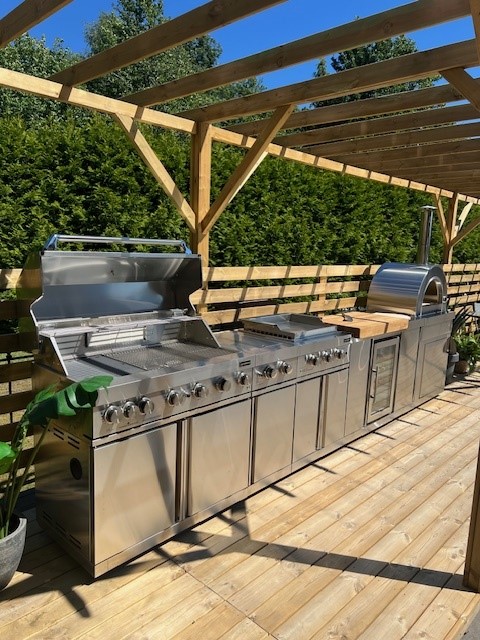 Gasolgrill med sex brännare och bra förvaring under