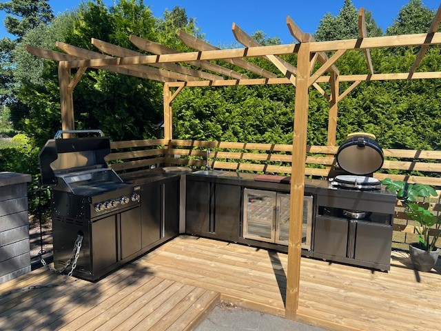 Gasolgrill i Black Collection med fyra brännare och skåp under