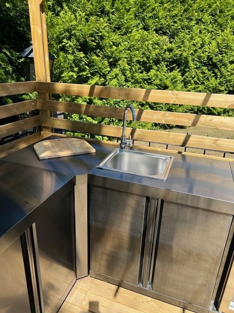 Kamadogrillen fungerar som smoker, grill eller pizzaugn